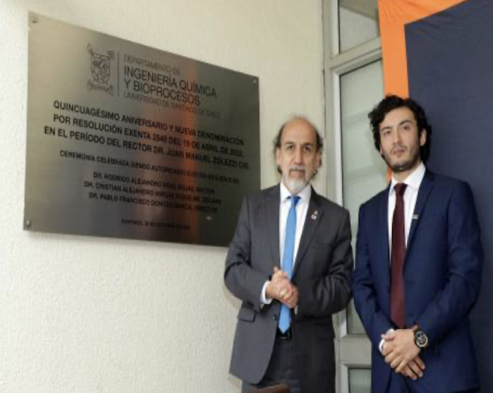 Celebración de 50 años: Develan placa con la nueva denominación del Departamento de Ingeniería Química y Bioprocesos