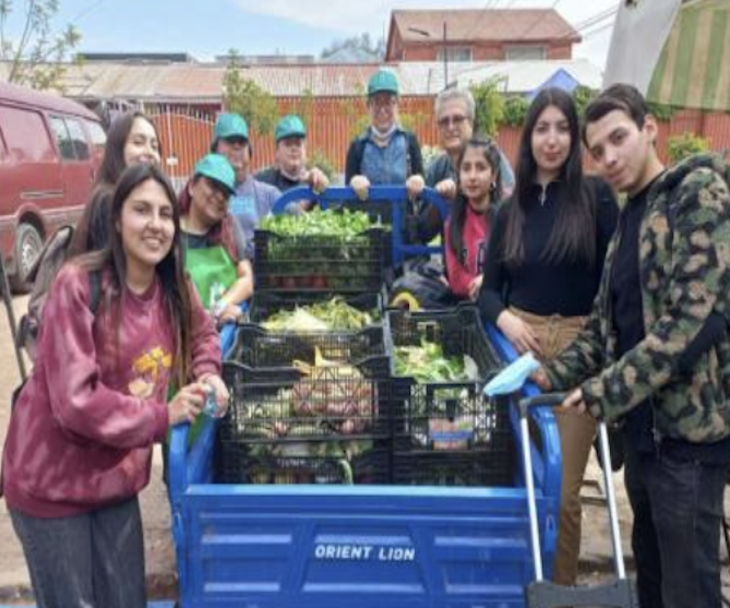 Estudiantes de nuestra Institución rescatan alimentos en ferias libres para evitar que terminen en vertederos