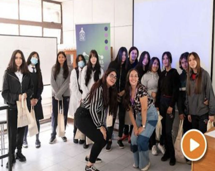 Estudiantes de ingeniería informática e industrial promueven carreras STEM en niñas de Liceo de La Cisterna