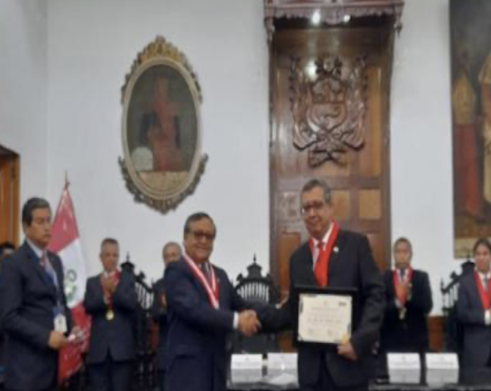 Editor de revistas científicas del Plantel recibe grado Doctor Honoris Causa de la Universidad Nacional de Trujillo