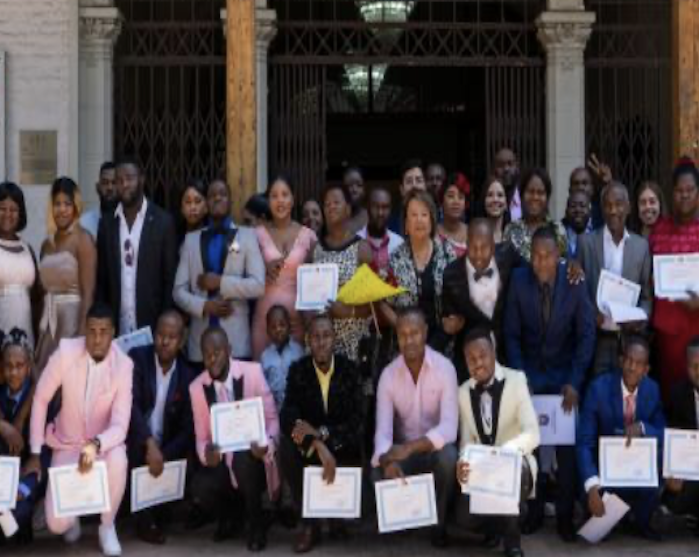 Liceo de administración delegada Usach entrega licencias de tercero y cuarto medio a 50 estudiantes haitianos